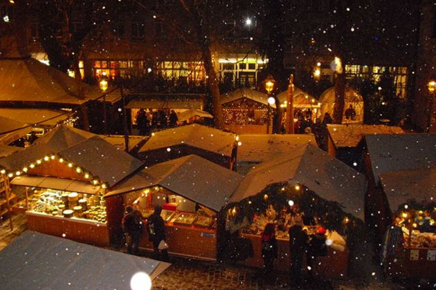 Eindrücke vom Weihnachtsmarkt »Die Weihnachtsinsel« vor dem Augsburger Zeughaus