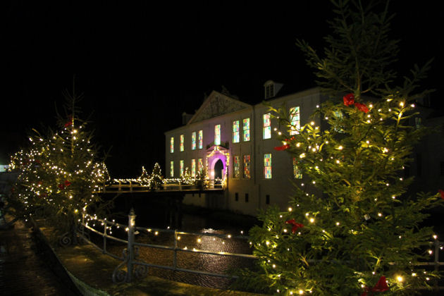 Beleuchtetes Wasserschloss zum Weihnachtsmarkt in Dornum