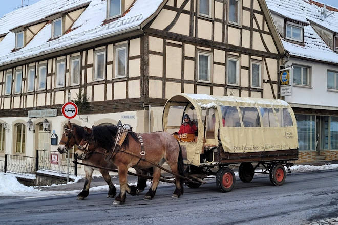 Die Besucher der Scheunenweihnacht in Fladungen dürfen sich auf Kutschfahrten freuen.