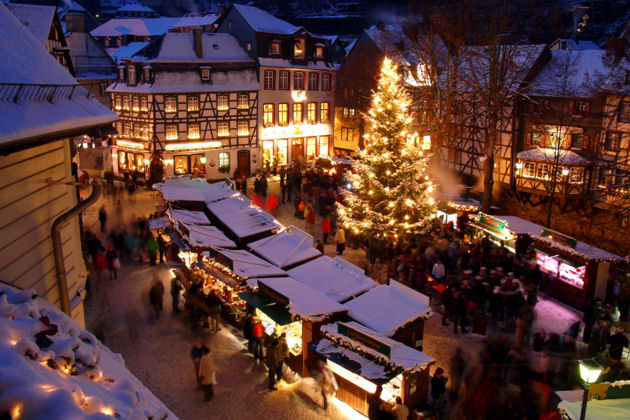 Blick auf den Monschauer Weihnachtsmarkt